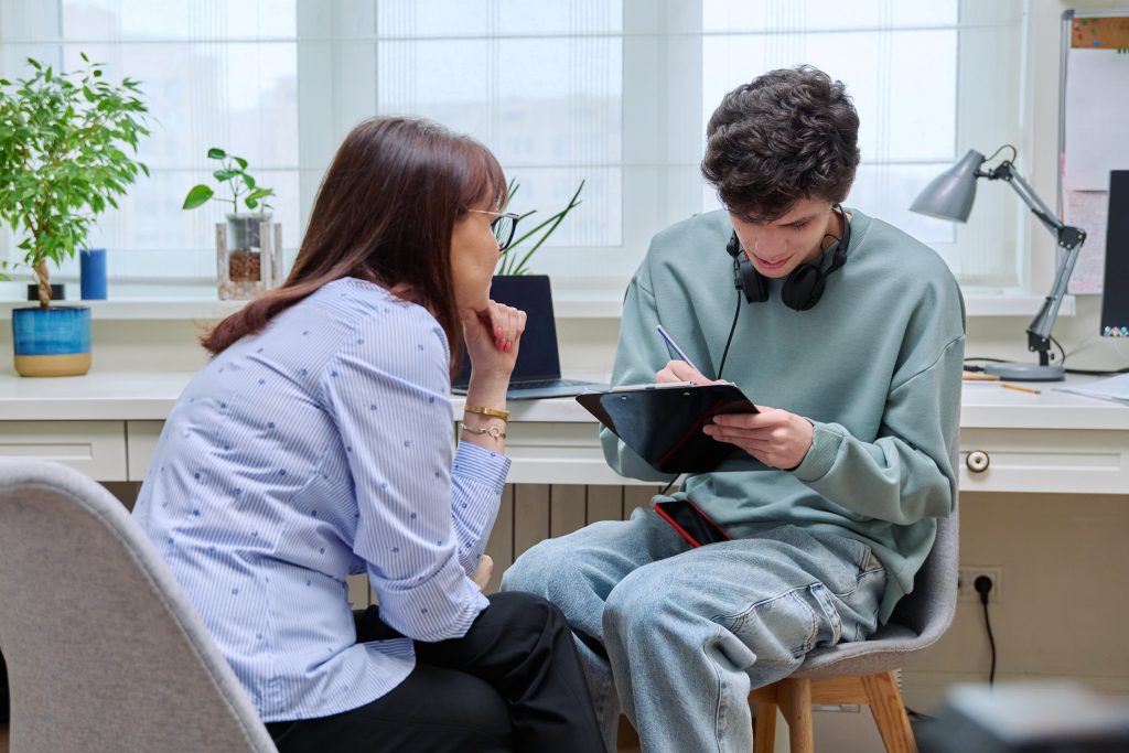 woman,social,worker,,mentor,interviewing,,talking,to,young,male,in